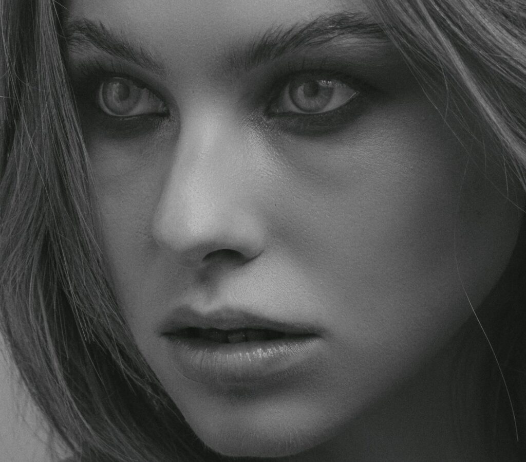 hailee steinfeld red carpet